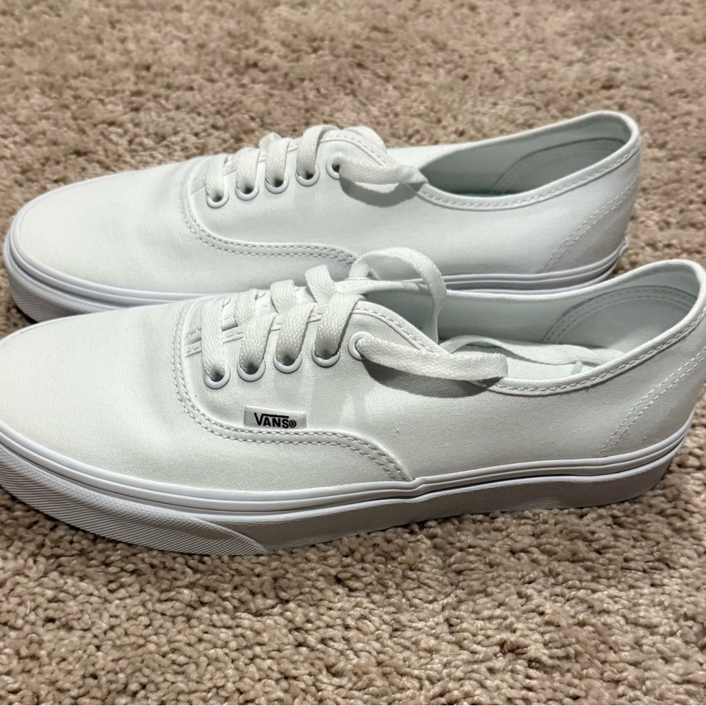 Vans Classic Canvas Low-Top Sneakers in White - Picture 2 of 4